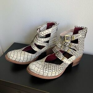 Felicity white croco